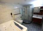 suite room bath cubics - hummingbird hotel
